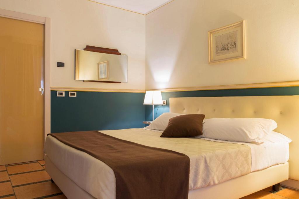 Postel nebo postele na pokoji v ubytování Hotel Ponte di Rialto
