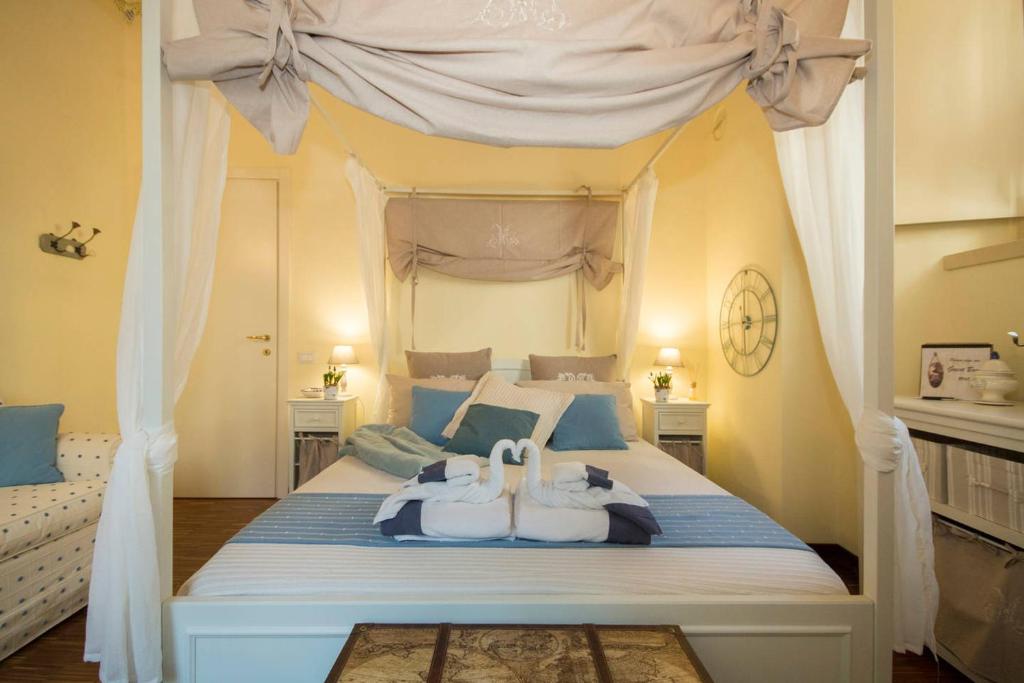 una camera con letto a baldacchino per 2 persone di Old Borgo Vico a Como