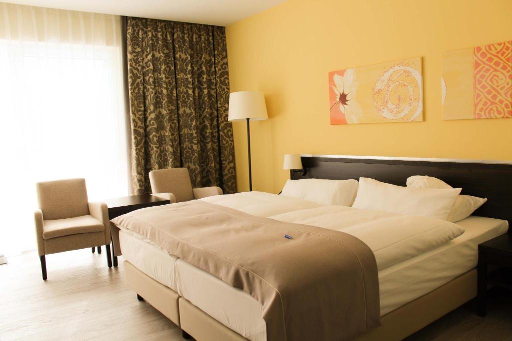 Postel nebo postele na pokoji v ubytování Heide Spa Hotel & Resort