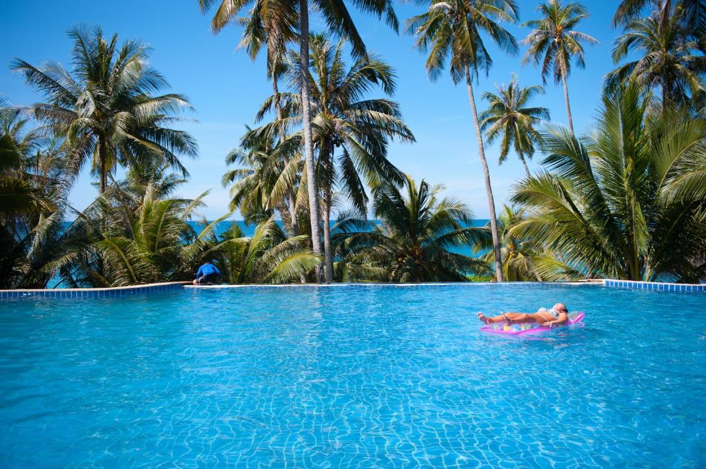 Bazén v ubytování Koh Kood Beach Resort nebo v jeho okolí