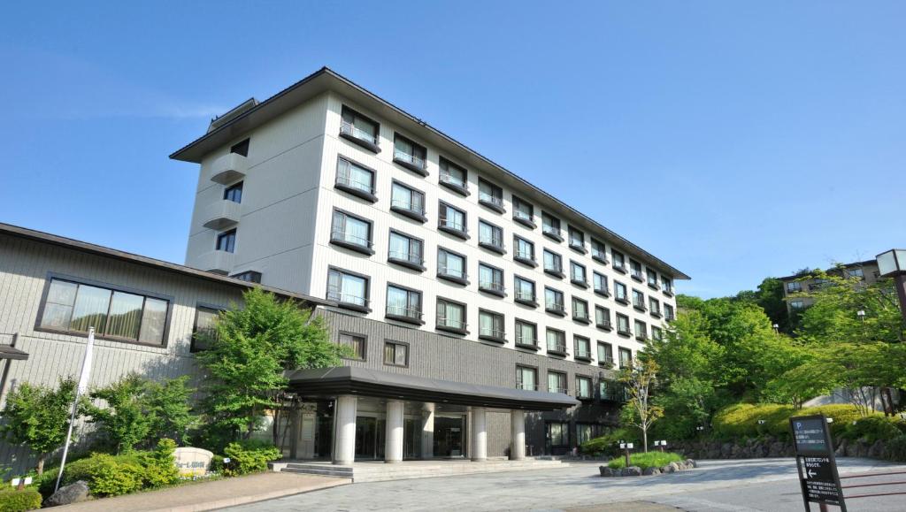 那須町にあるホテルラフォーレ那須の市道の白い大きな建物