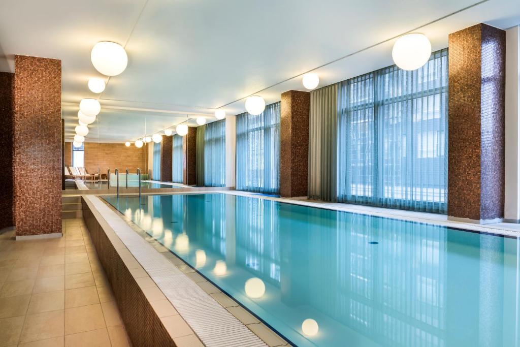 una gran piscina en un edificio con ventanas en Adina Apartment Hotel Copenhagen, en Copenhague