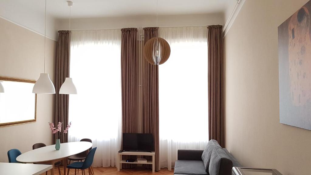 ブダペストにあるCBS Apartments Budapestのリビングルーム(ソファ、テーブル付)