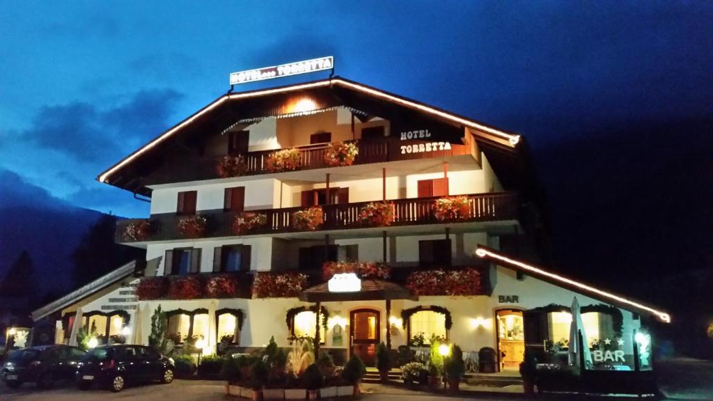ein Hotel mit davor geparkt in der Unterkunft Hotel Torretta in Bellamonte