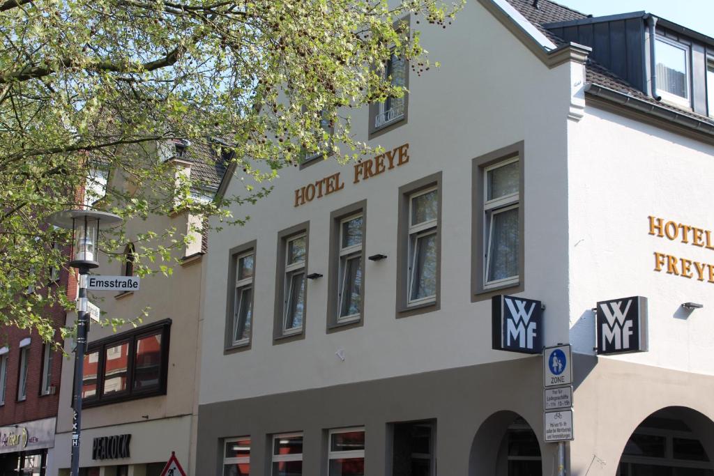 ein Gebäude an der Ecke einer Straße in der Unterkunft Hotel Freye in Rheine
