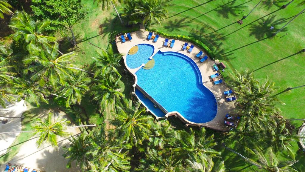 Bazén v ubytování Koh Kood Beach Resort nebo v jeho okolí