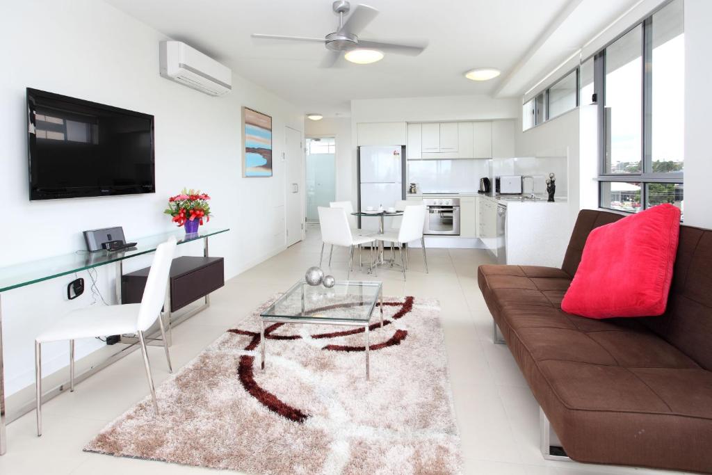 uma sala de estar com um sofá e uma mesa em PA Apartments em Brisbane