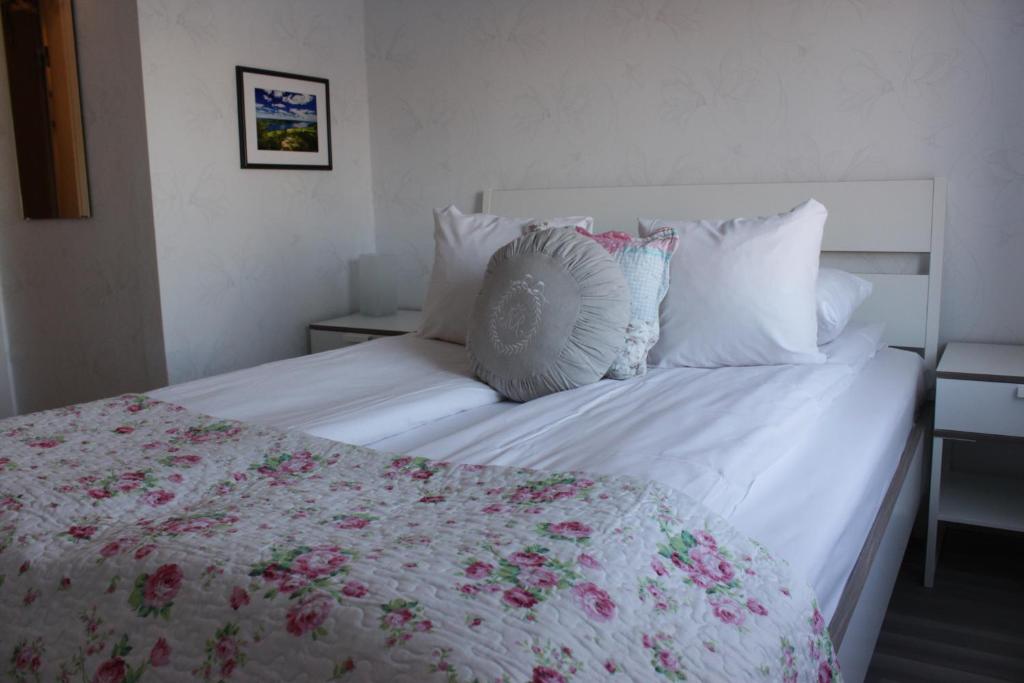 Postel nebo postele na pokoji v ubytování Hotell Björnidet