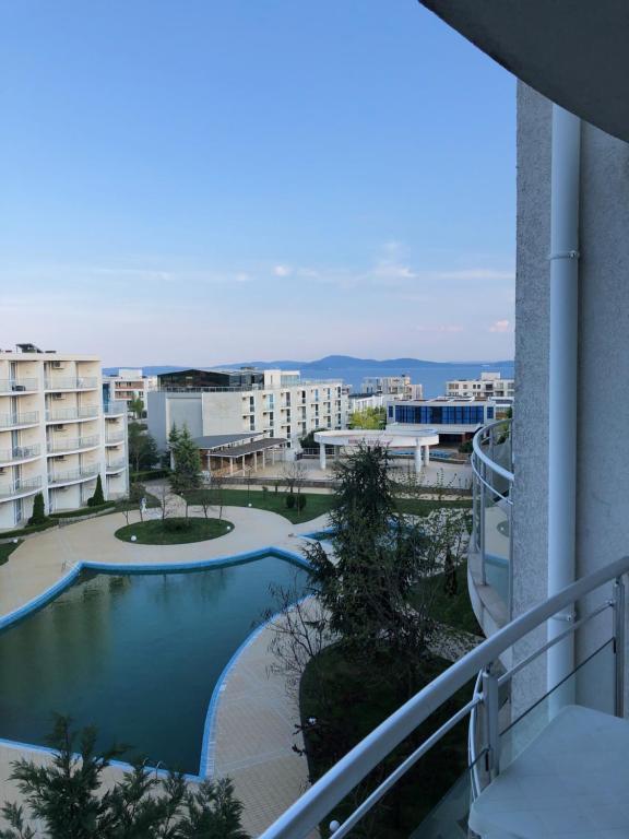 vistas a la piscina desde el balcón de un edificio en Tatyana Apartment en Burgas
