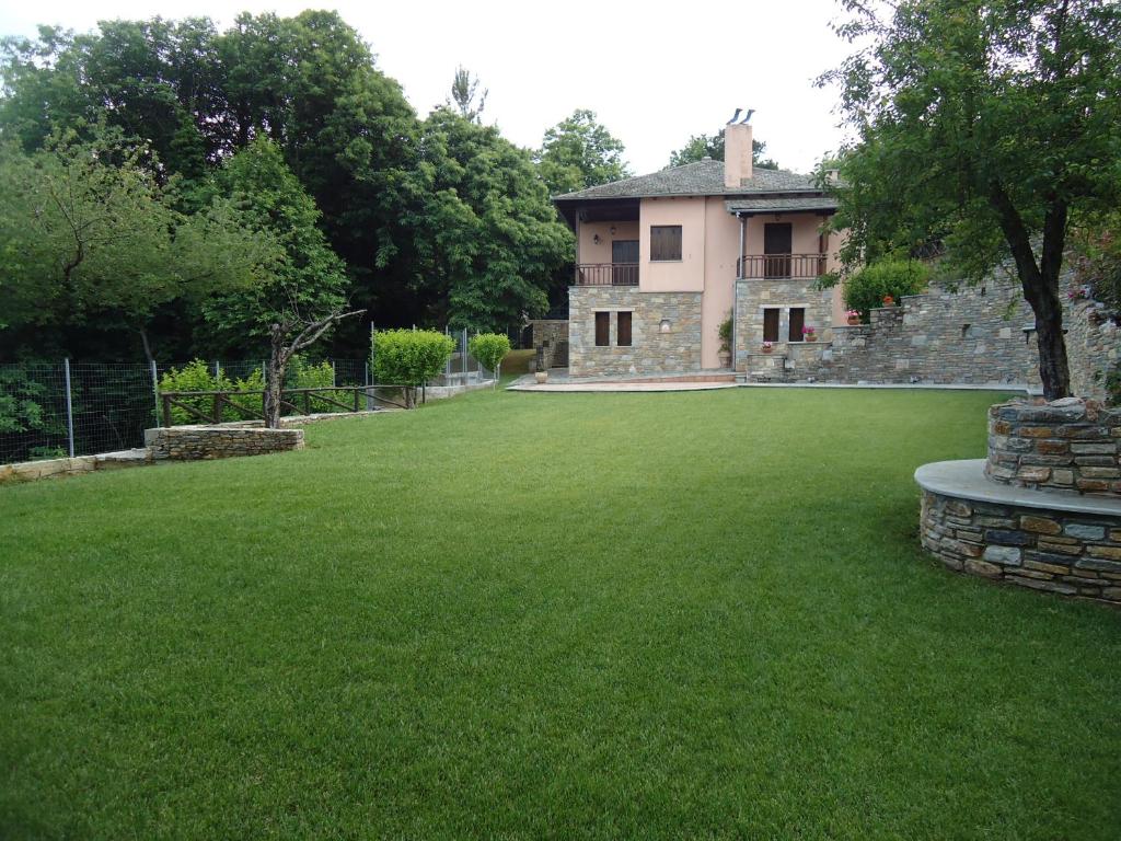 a large lawn in front of a house at Ktima Samanli in Kissós