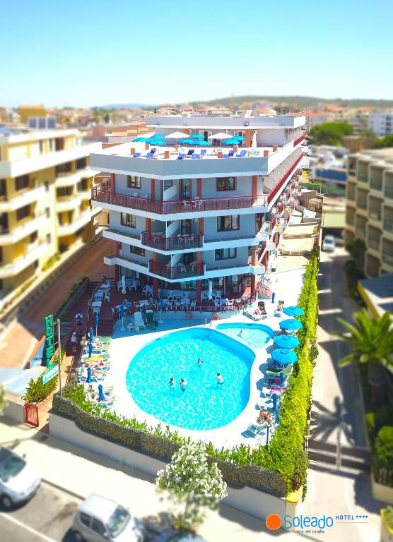 Bazén v ubytování Hotel Soleado nebo v jeho okolí