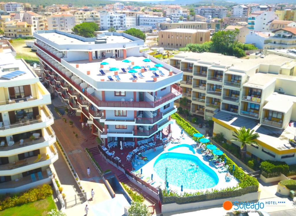 een luchtzicht op een gebouw met een zwembad bij Hotel Soleado in Alghero