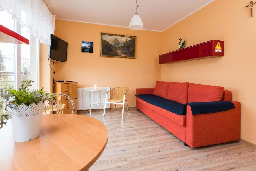 Televízia a/alebo spoločenská miestnosť v ubytovaní Apartamenty Jasna