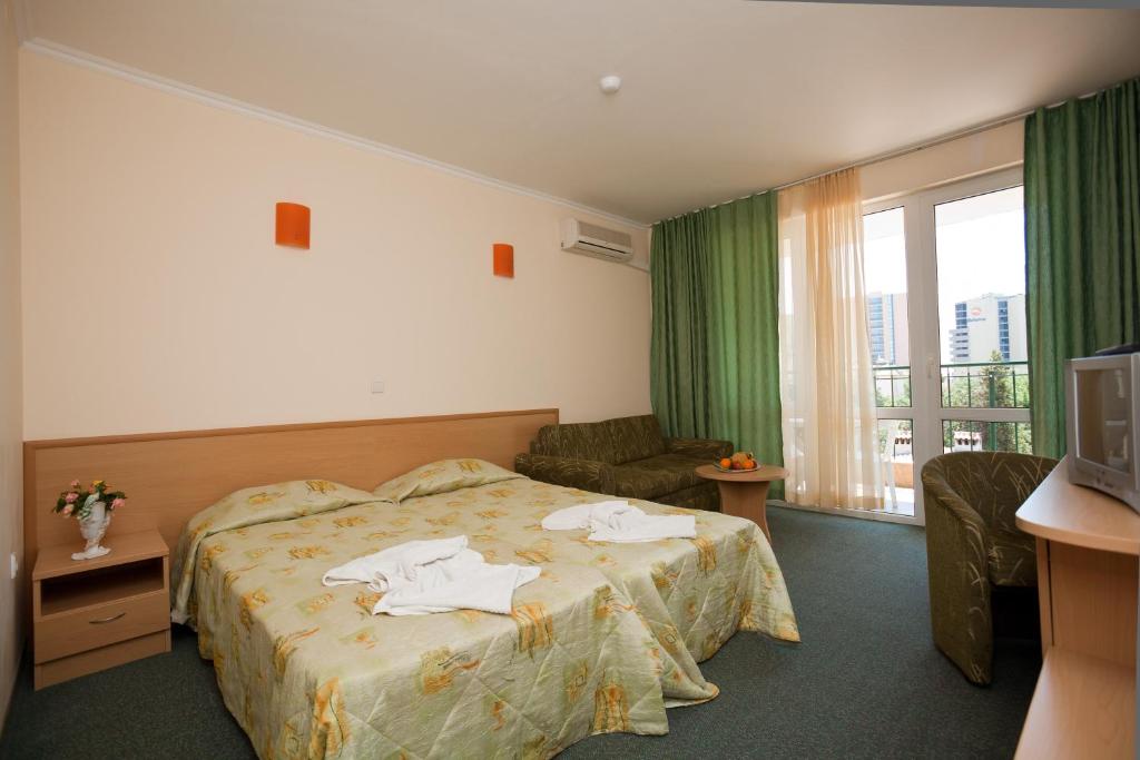 Un pat sau paturi într-o cameră la Sunny Day Club Hotel
