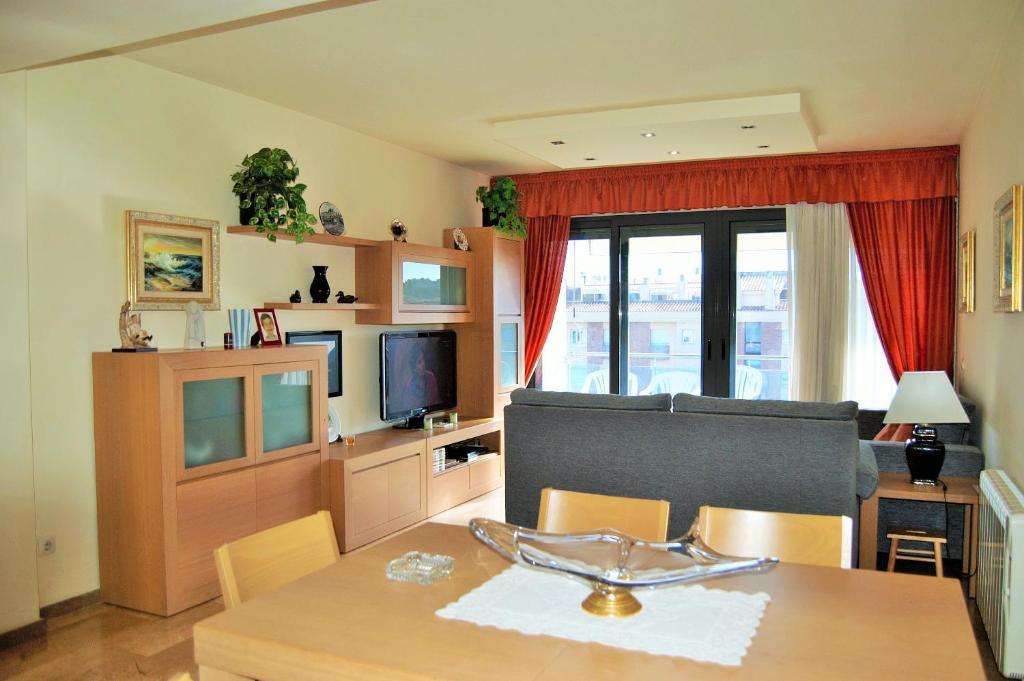 Televízia a/alebo spoločenská miestnosť v ubytovaní Apartamento Ainara Garden Family