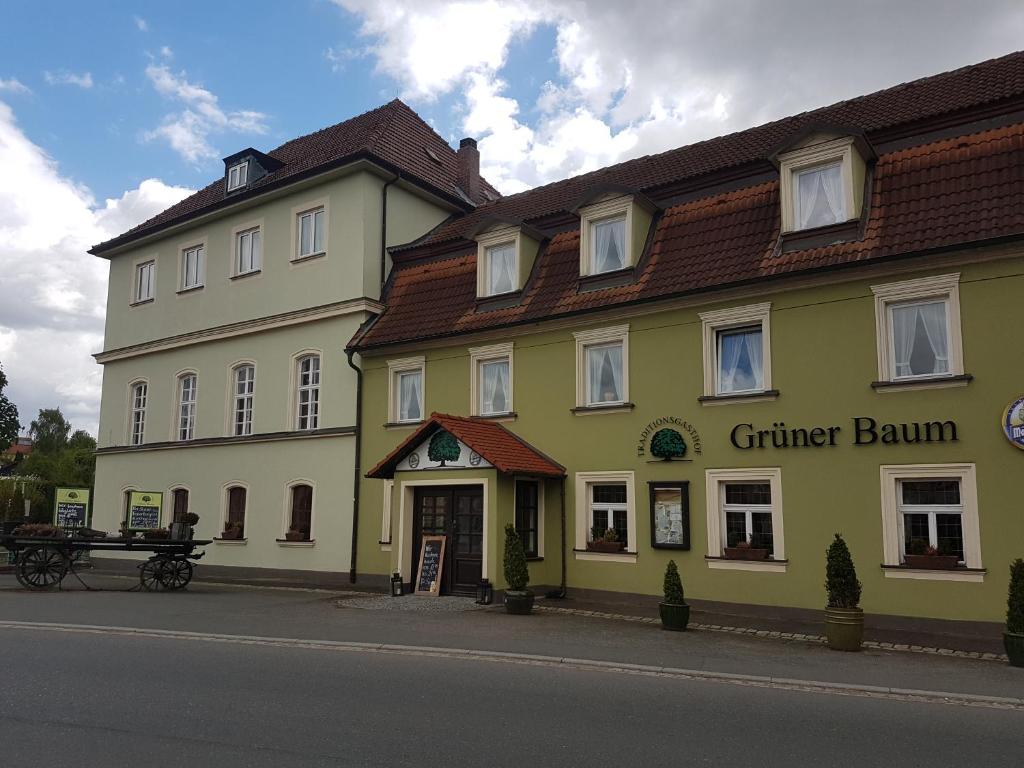um edifício ao lado de uma rua em Traditionsgasthof Grüner Baum em Bad Staffelstein