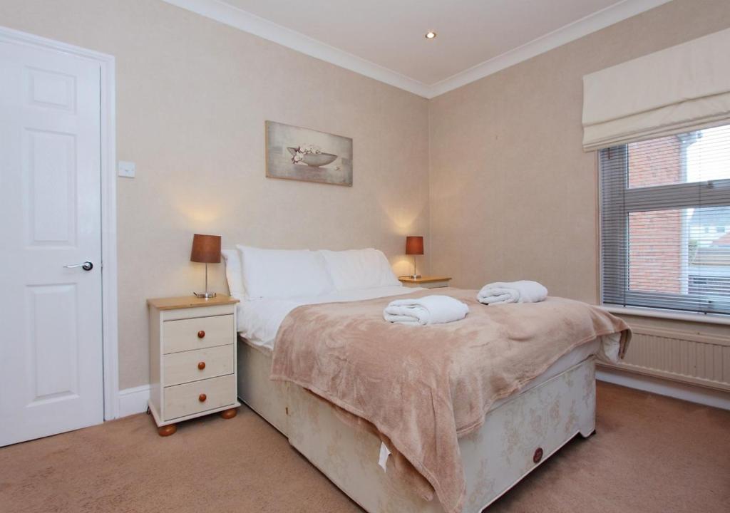 Lovely Victorian House في أندوفر: غرفة نوم عليها سرير وفوط
