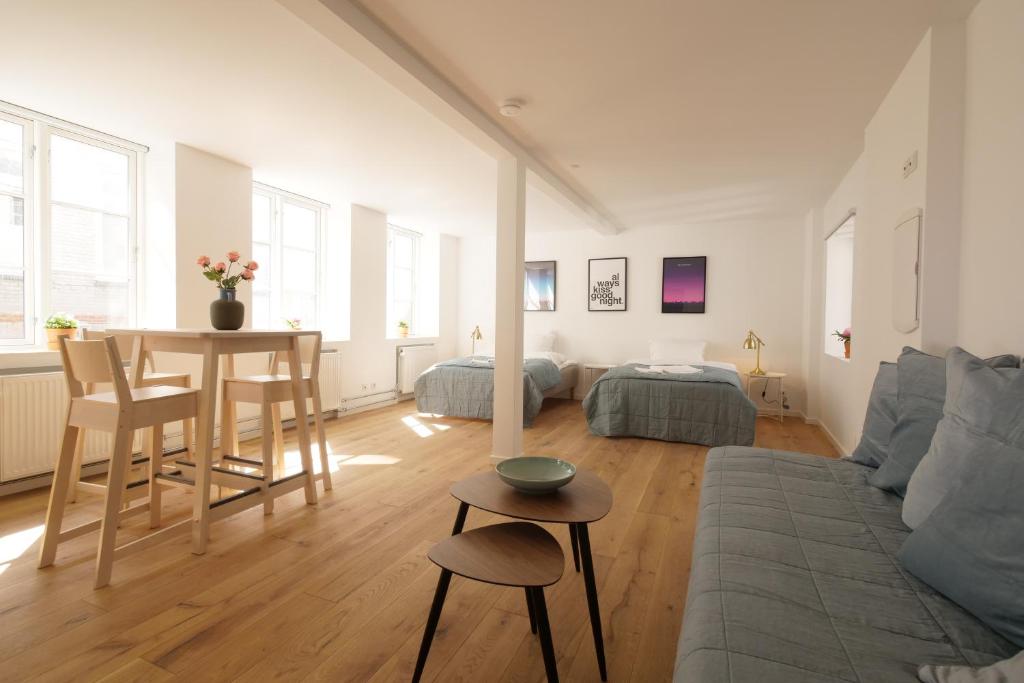 ein Wohnzimmer mit einem Sofa und einem Tisch in der Unterkunft Rent A Place 1 - 4 in Kopenhagen