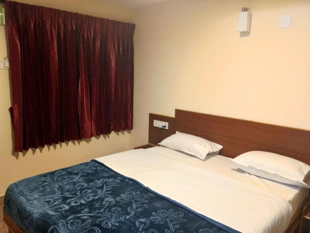 Postel nebo postele na pokoji v ubytování Nook Residency