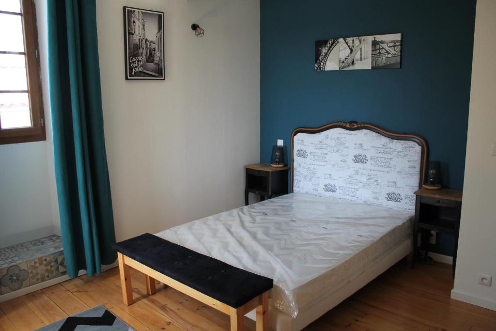 ein kleines Schlafzimmer mit einem Bett mit einem Holzrahmen in der Unterkunft le kerente in Vibrac