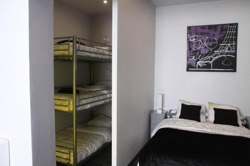 ル・テュケ・パリ・プラージュにあるAppartement Les Confidencesの二段ベッド2台付きの部屋とベッド1台付きの部屋があります。