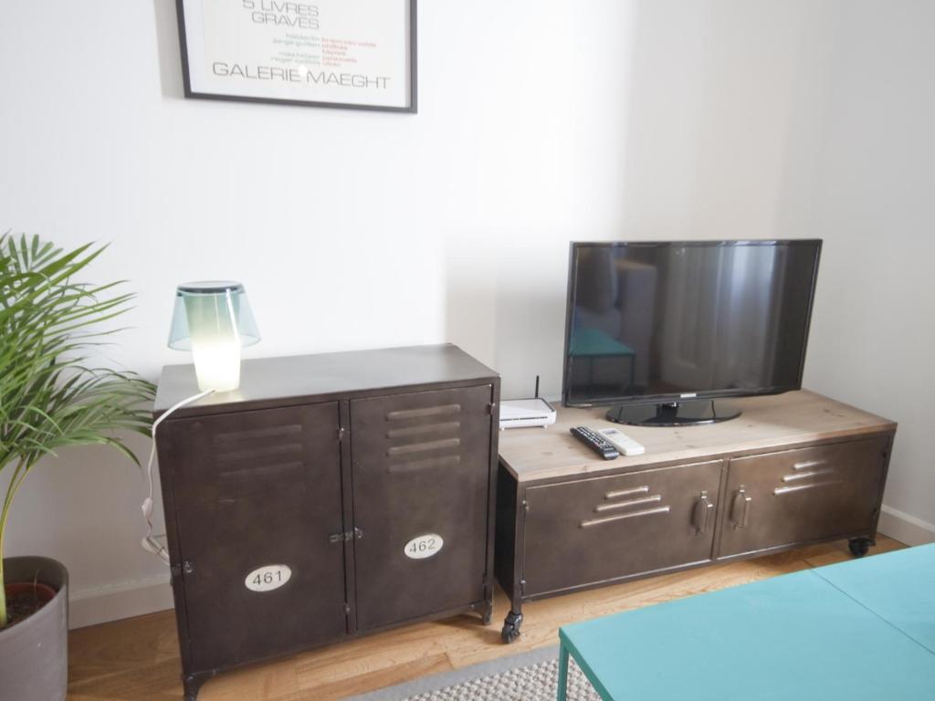 A television and/or entertainment centre at Precioso apartamento en la latina palacio real