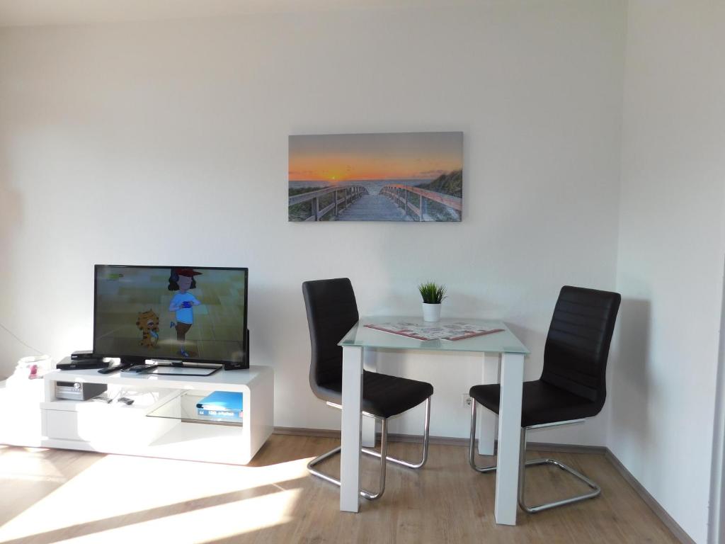 TV a/nebo společenská místnost v ubytování Wohnung Sonnenschein inkl Strandkorb vom 01 05-01 10