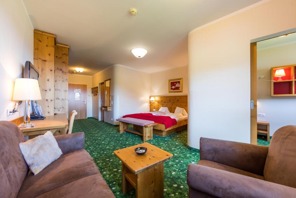 Postel nebo postele na pokoji v ubytování Heidi-Hotel Falkertsee - Kinderhotel