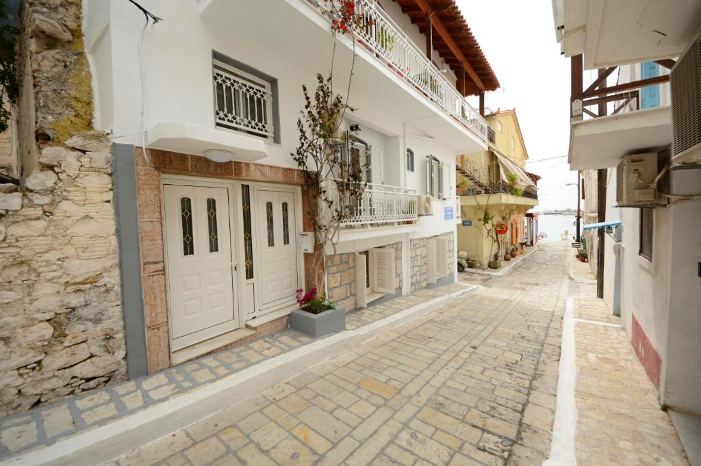 una calle adoquinada en una ciudad con edificios blancos en Lampis Studios en Pythagoreio