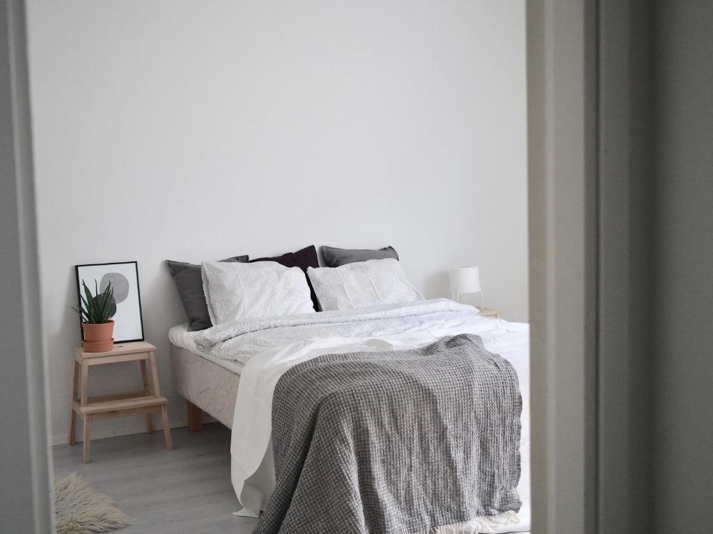 2ndhomes Tampere "Iso Ronka" Apartment - Spacious Apt with Balcony close to Train Stationにあるベッド