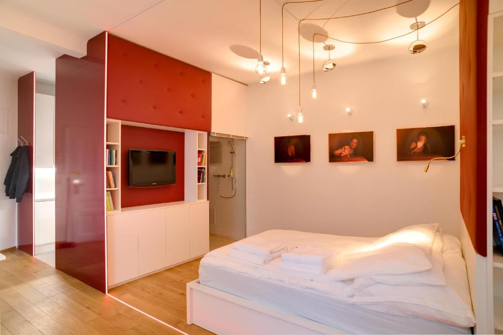 ウィーンにあるRomeoapartment 1160のベッドルーム1室(ベッド1台、壁にテレビ付)