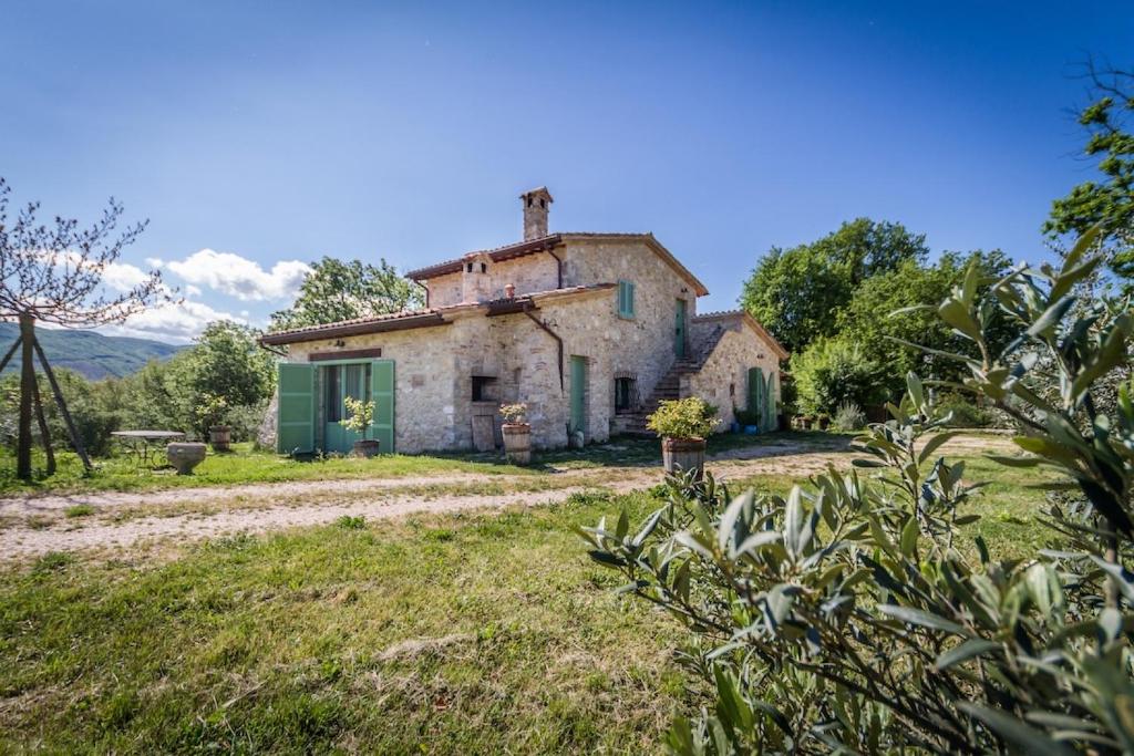una vieja casa de piedra en medio de un campo en Il Colle sulla Flaminia, en Massa Martana
