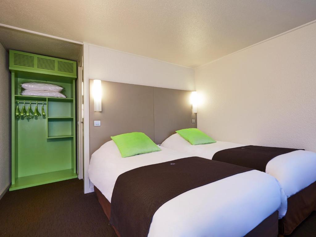 two beds in a room with green and white at Campanile Saint-Etienne Est- Saint-Chamond in Saint-Chamond