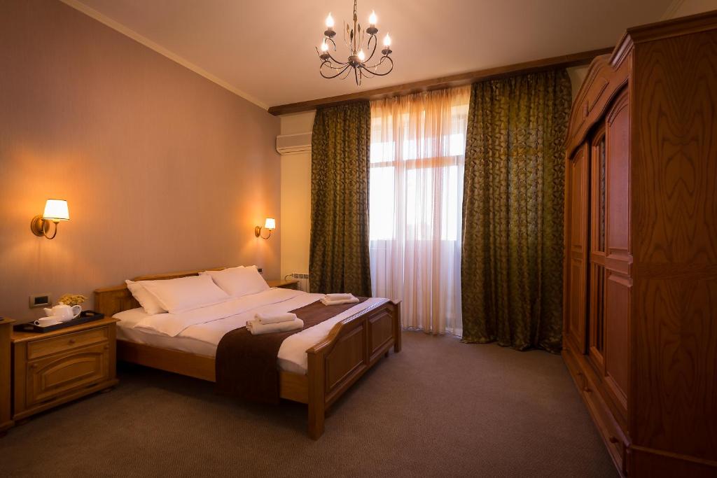 Postel nebo postele na pokoji v ubytování Olympia Garden Hotel