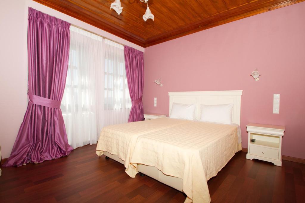 Rúm í herbergi á Hotel Monodendri
