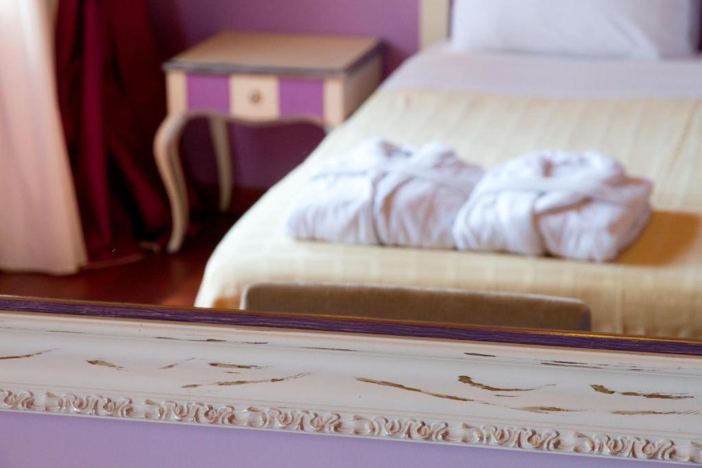 Rúm í herbergi á Hotel Monodendri