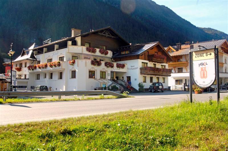 Nespecifikovaný výhled na hory nebo výhled na hory při pohledu z hotelu