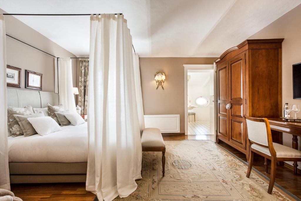 Postel nebo postele na pokoji v ubytování Corte Gondina Boutique Hotel