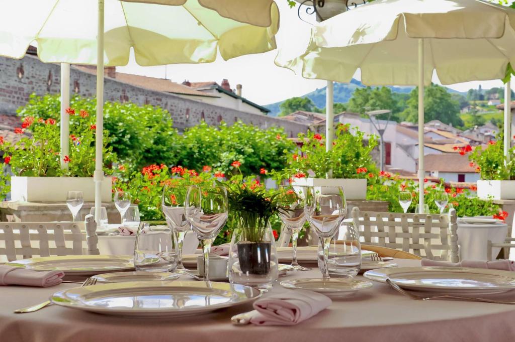 Restaurace v ubytování Hôtel des Pyrénées