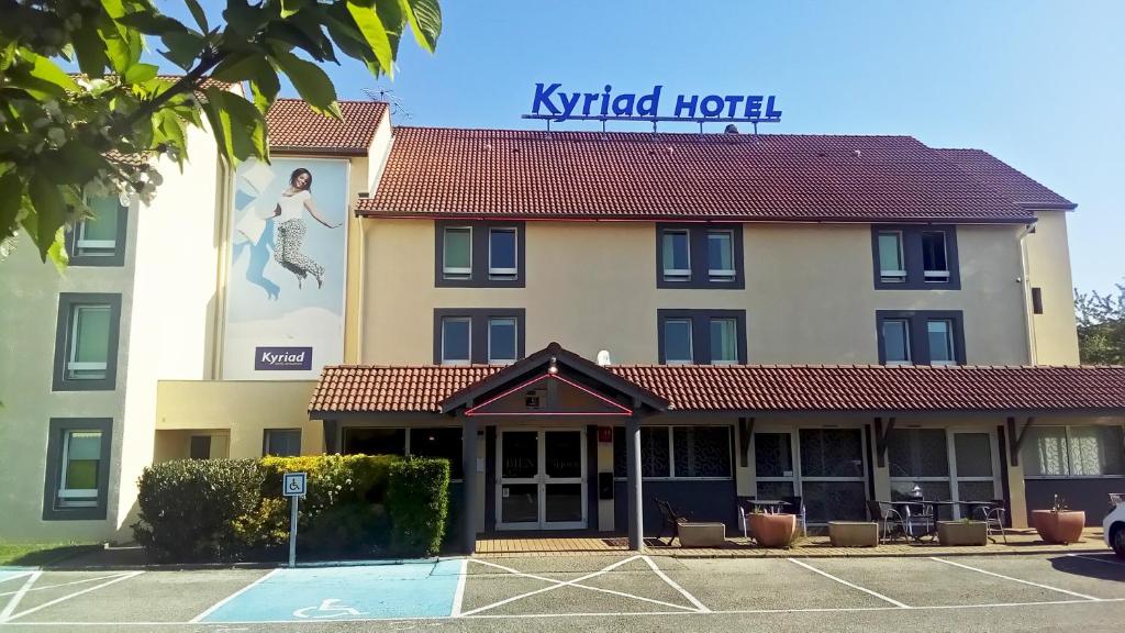 サン・ボネ・ド・ミュールにあるKyriad Lyon Est - Saint Bonnet De Mureのキルトホテルを読む看板のあるホテル