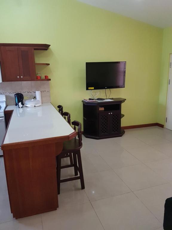 Kuchyň nebo kuchyňský kout v ubytování Piarco Village Suites