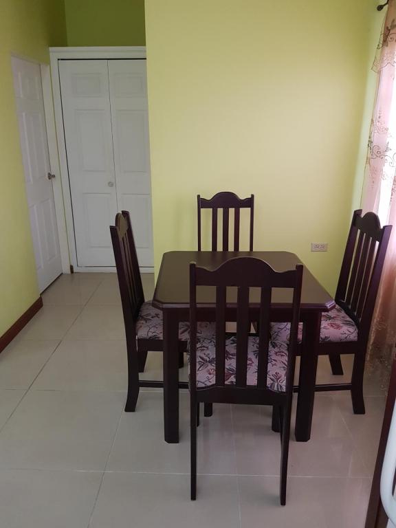 Posezení v ubytování Piarco Village Suites
