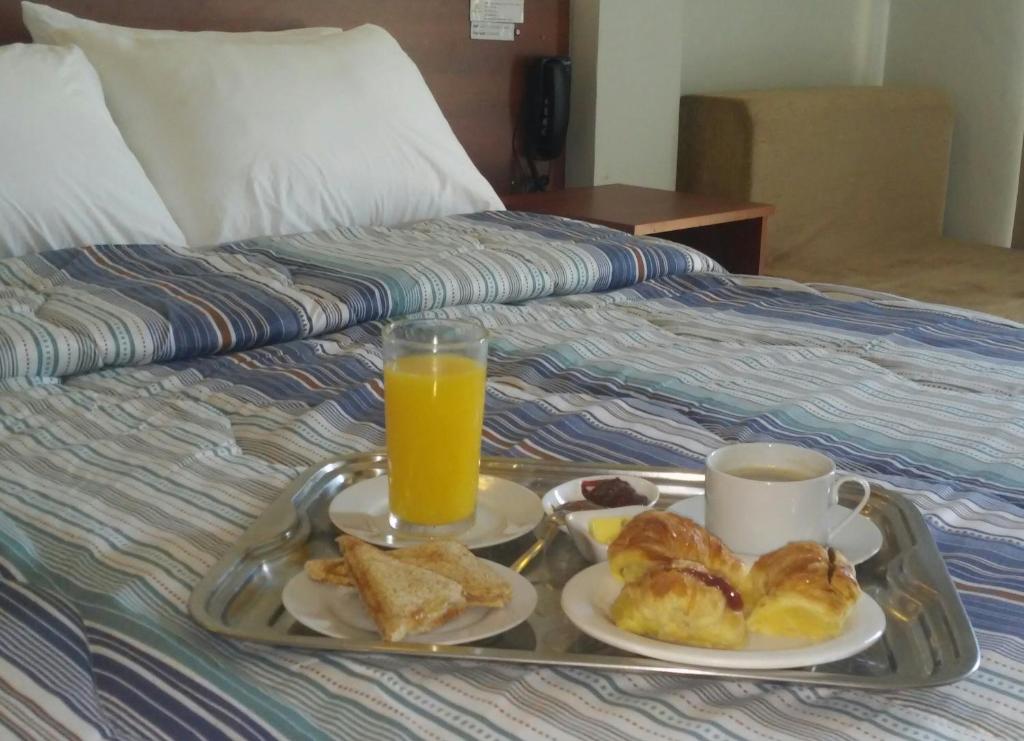 Postel nebo postele na pokoji v ubytování Madame Lynch Hotel Asuncion