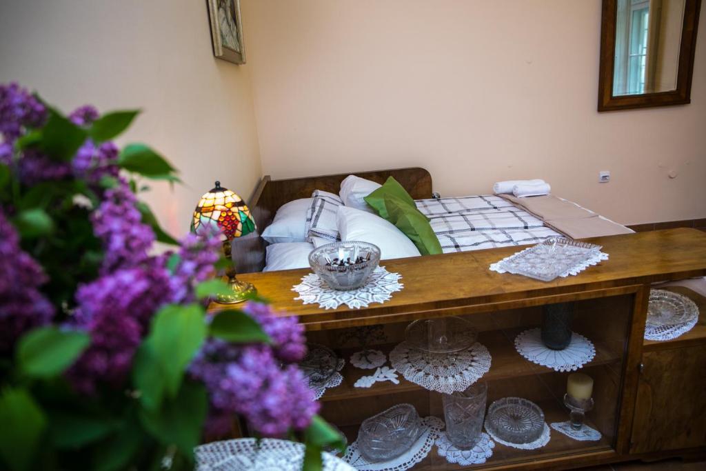 Llit o llits en una habitació de Kolar Apartment