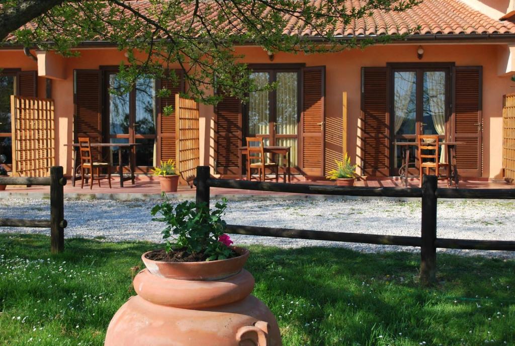 ein Haus mit einem Blumentopf im Vorgarten in der Unterkunft Erba Di Campo Residence in Quercianella
