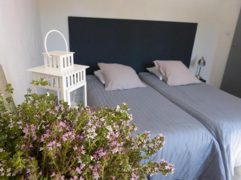 sypialnia z łóżkiem i białą szafką nocną w obiekcie B&B Lily et Paul w mieście Bédoin
