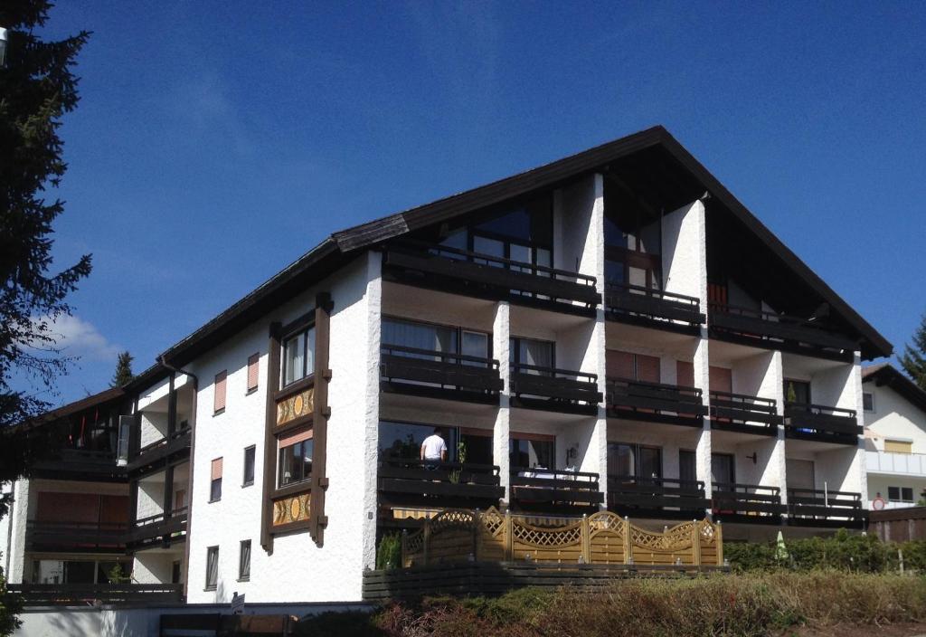 un gran edificio blanco con techo negro en Haus Alpensonne en Oberstaufen