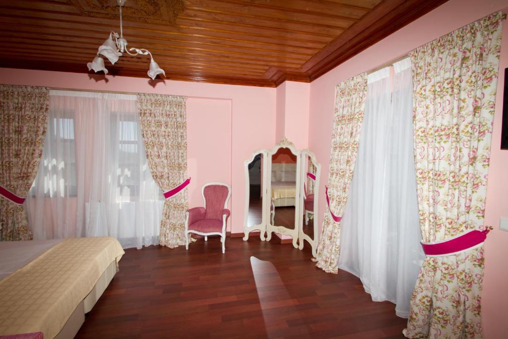 Rúm í herbergi á Hotel Monodendri