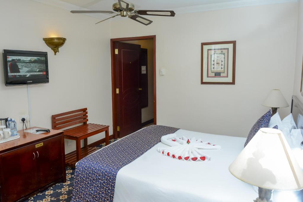Postel nebo postele na pokoji v ubytování Jacaranda Hotel Nairobi