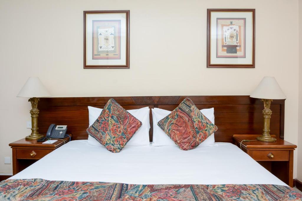 Postel nebo postele na pokoji v ubytování Jacaranda Hotel Nairobi